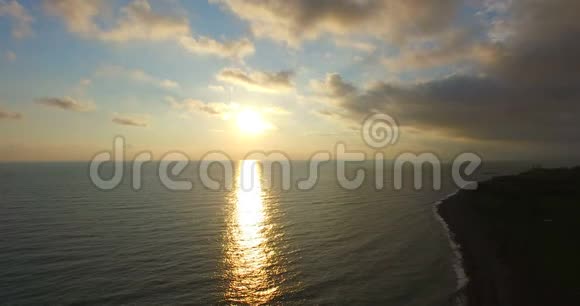 日落时对海岸线进行空中勘测视频的预览图