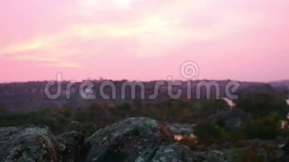 日出前的花岗岩巨石视频的预览图