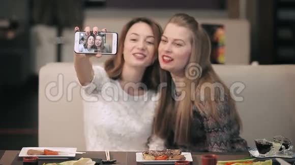 两个女孩在餐厅里做各种自拍视频的预览图