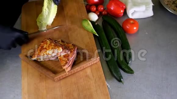 男人准备午餐在木切割板上端上烤面包三明治小吃配绿色沙拉视频的预览图