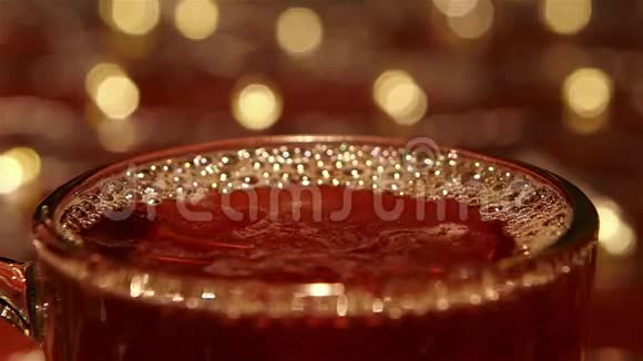 特写镜头新鲜热泡红茶表面的气泡视频的预览图