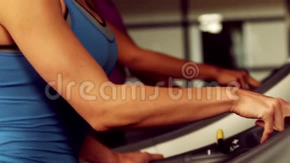 集中健康的女性使用跑步机视频的预览图