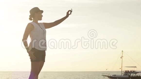 一个女人在海上度假时自拍自己的照片视频的预览图