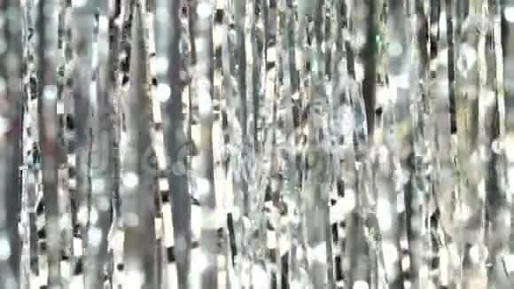 银色背景上的银雨在闪亮的灯光下美丽的动态背景圣诞节主题视频的预览图