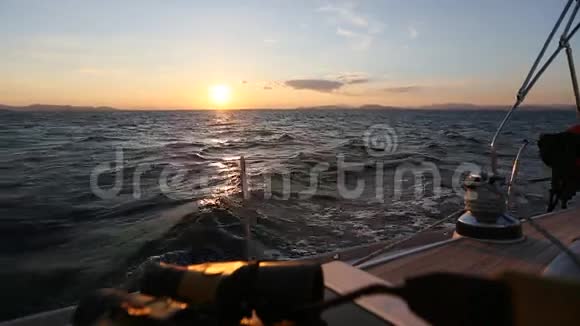 一艘帆船的海上日落令人惊叹自然视频的预览图