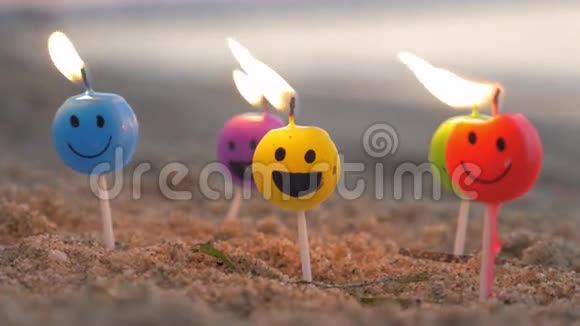 在海滩上燃烧着微笑的蜡烛视频的预览图