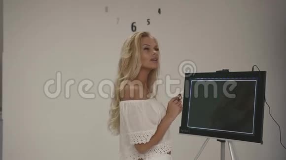 一位身穿白色上衣的漂亮金发女子试图为牙科保健公司绘制徽标视频的预览图