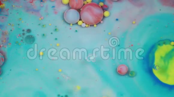 抽象五彩气泡漆慢动作顶部视图视频的预览图