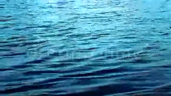 生动的蓝色水波视频的预览图
