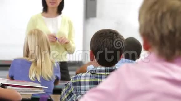 教师在课堂上帮助学生视频的预览图
