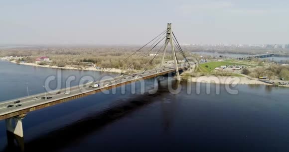 北桥上城市交通的鸟瞰图视频的预览图
