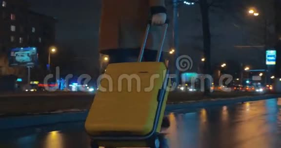 女性旅行者用手推车在城市中行走视频的预览图