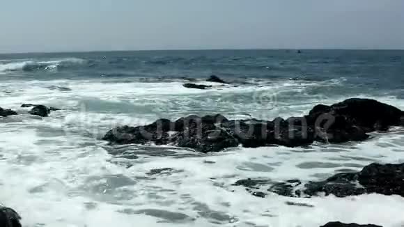 夏威夷科纳黑熔岩上的海浪视频的预览图