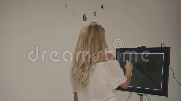 漂亮的金发女人在白色顶部试图想象标志牙科保健公司视频的预览图