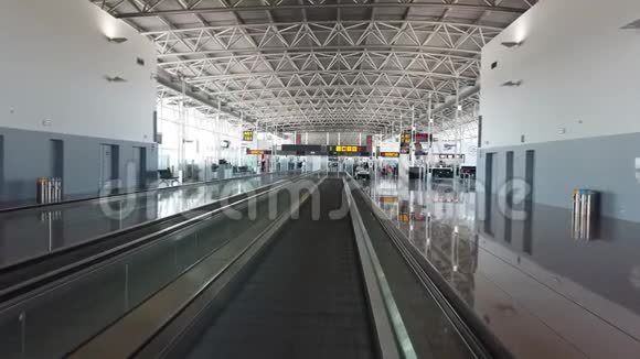 现代机场的内部视频的预览图