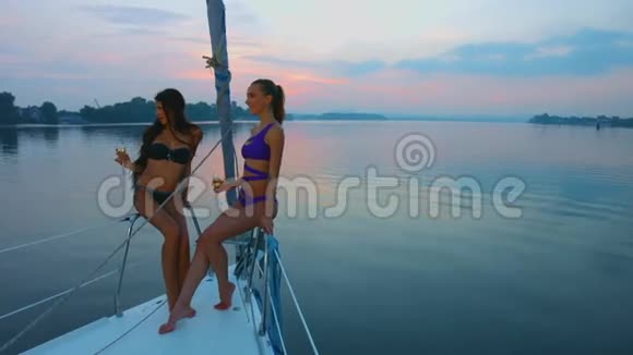 女孩们欣赏游艇的美丽景色视频的预览图