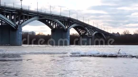 浮冰漂浮在水中碎冰在春天的河流上浮冰漂流视频的预览图