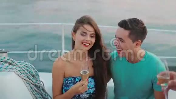 男孩和女孩在游艇上喝香槟玩得开心视频的预览图