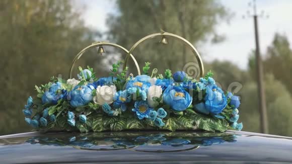 婚礼装饰和汽车屋顶风景视频的预览图