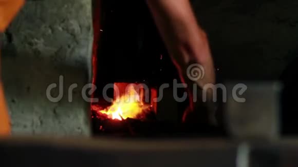 用火花把炉子上的滑弹合上铁匠拿出视频的预览图