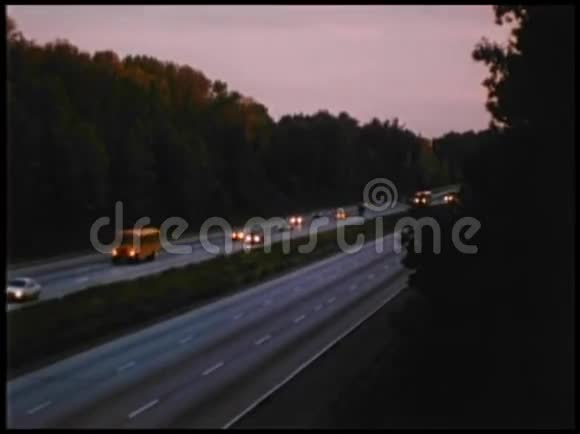 汽车在黄昏时行驶在高速公路上视频的预览图