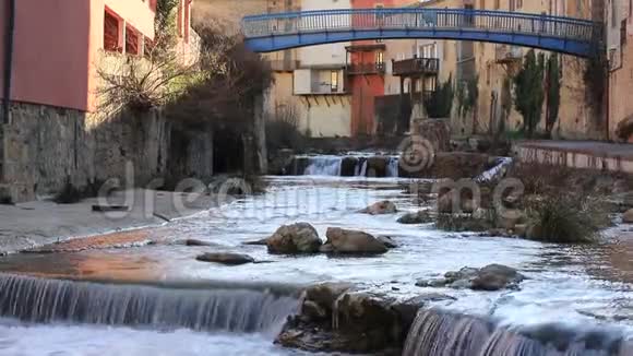 奥德的法国RenneLesBains村和萨尔斯河上的瀑布视频的预览图