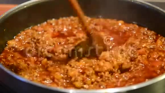 烹饪腊肠酱视频的预览图