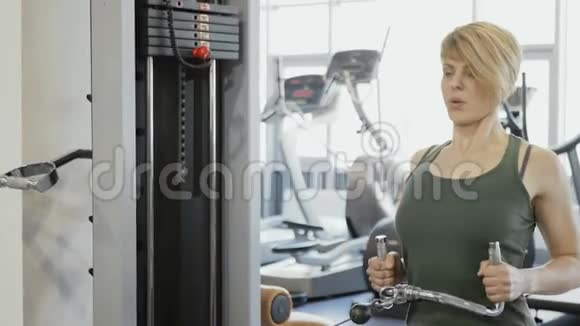 女人在健身房锻炼身体视频的预览图