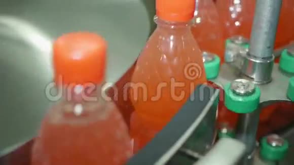 在塑料瓶里装满柠檬水尼龙瓶标签工业传送带标签PET包装在传送带上视频的预览图