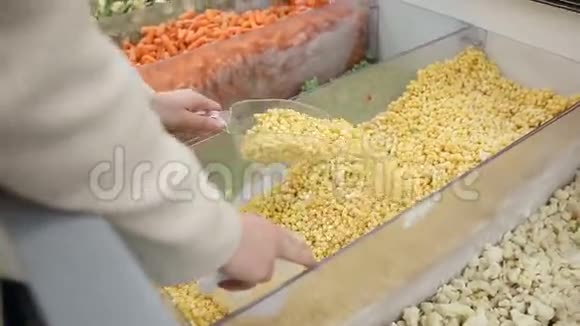 在超市里把玉米舀进去视频的预览图