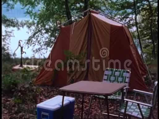 营地设置在湖边视频的预览图