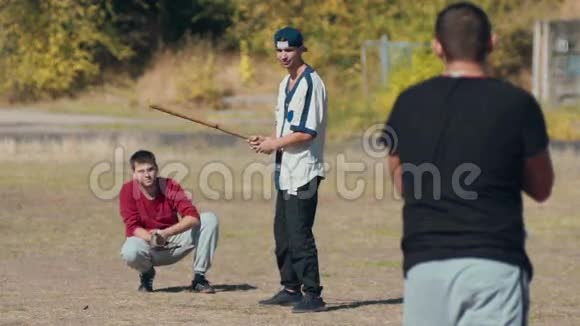 男子打棒球休闲游戏视频的预览图