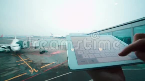 在机场靠窗使用平板电脑视频的预览图