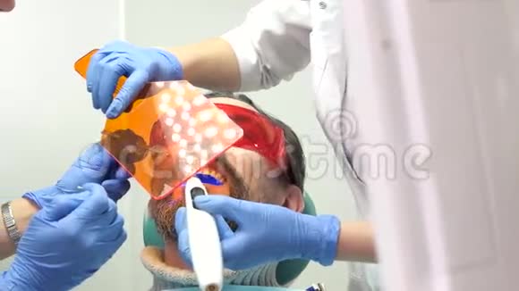 两个口腔医生在工作视频的预览图