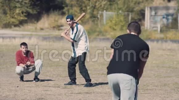 男子打棒球休闲游戏视频的预览图