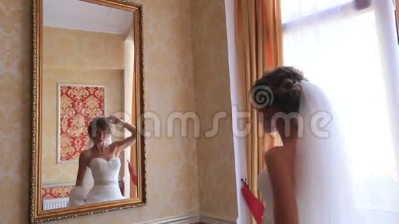 新娘照镜子在婚礼当天早上试穿婚纱视频的预览图