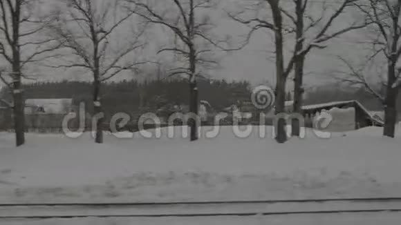 冬天火车站在铁轨上的图像视频的预览图