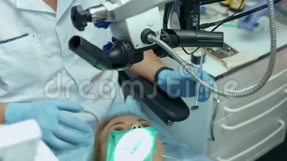 牙医在外科办公室看显微镜视频的预览图
