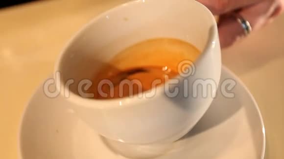 咖啡师在咖啡中加入奶油视频的预览图