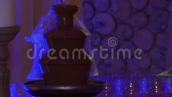 巧克力喷泉作为室内装饰视频的预览图