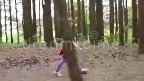 小女孩跑到妈妈怀里视频的预览图