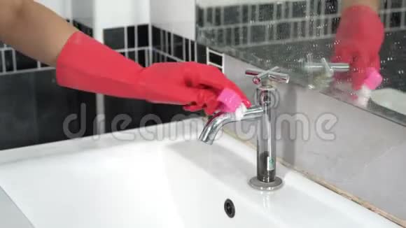 手清洁卫生间洗手池用毛刷视频的预览图