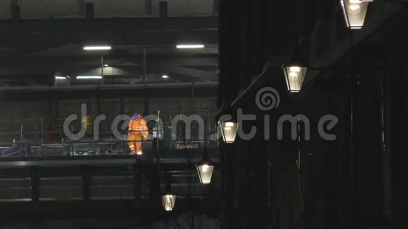 夜班施工现场的工人视频的预览图