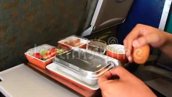 在飞机上吃饭视频的预览图