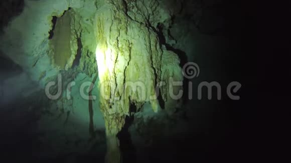 有钟乳石的水下盲肠洞穴灰岩形成于水面下具有光反射视频的预览图