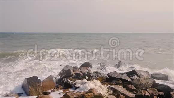 海浪拍打着海岸线上的岩石视频的预览图