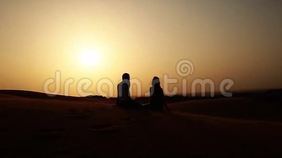女孩和男孩在沙漠里玩沙子视频的预览图