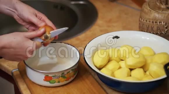 在家庭厨房里清洗土豆慢动作视频的预览图