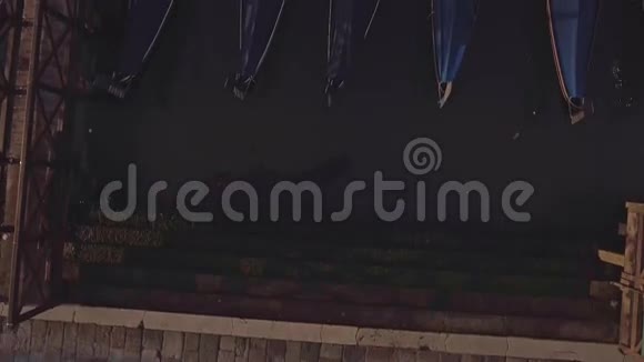 空中无人机飞越多吉宫堤岸上停放的甘多拉斯视频的预览图