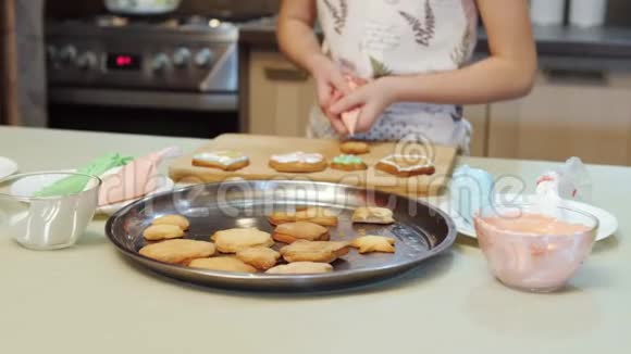 女孩的手用釉装饰饼干视频的预览图